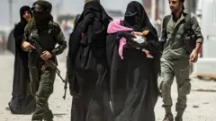 نساء من عناصر تنظيم الدولة