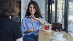 Mujer hace gesto con la mano