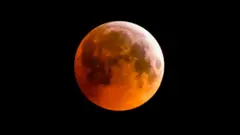நிலவுக்குச் செல்லும் முதல் பெண்