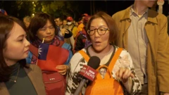 Cử tri Đài Loan chia sẻ quan điểm của họ với phỏng vấn phóng viên BBC News Tiếng Việt (bìa trái)