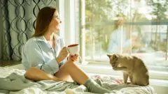 Женщина и кошка