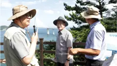 문재인 대통령이 30일 오후 경남 거제시 저도 전망대에서 거가대교를 바라보며 관련 설명을 듣고 있다