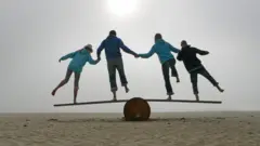 Familia haciendo equilibrio