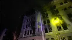 Ручной фонарик освещает здание в Харькове