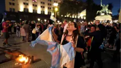 Uno de los cacerolazos en Plaza de Mayo, sede de la casa de gobierno, tras el discurso de Fernández por el cierre de los colegios.