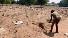 Dadka qodo qabuuraha waxay kusoo warramayaan in tirada dhimashada ay sare u kacday oo ay dad badaan aasaan