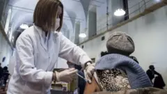 سيدة تتلقى اللقاح