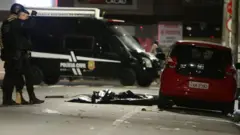 Policiais em volta de uma área onde um dos explosivos foi colocado