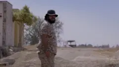 يتتبع تحقيق جديد لبي بي سي إشارات على وجود عناصر روسية غامضة في خضم الحرب الأهلية الدائرة في ليبيا.