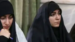 نرجس سلیمانی در کنار خواهرش فاطمه