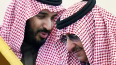 محمد بن سلمان (يسار) ومحمد بن نايف (يمين)