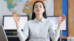 Mujer meditando