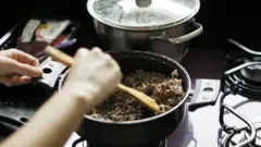 Por causa de sua extraordinária persistência, os compostos conhecidos como PFAS foram detectados na água potável, poeira e até mesmo na corrente sanguínea humana.