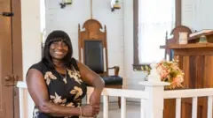 Robinson partage ses histoires lors de tournées et utilise les bénéfices pour aider à restaurer les maisons et les cimetières de Gullah