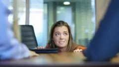 ਮੇਜ਼ ਪਿਛੇ ਲੁਕਦੀ ਕੁੜੀ