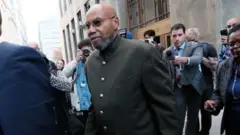 محمد عزيز قضى 20 عاما في السجن بعد إدانته بالخطأ بتهمة قتل مالكولم إكس