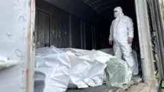 Miili ya makumi ya wanajeshi wa Urusi waliofariki iliyogunduliwa karibu na mji wa Kyiv imewekwa kwenye mabehewa ya treni yaliyokuwa na jokofu