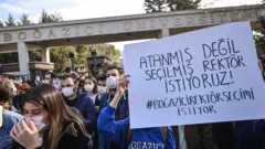Boğaziçi Üniversitesi öğrencileri, son birkaç gündür yaşananları BBC Türkçe'ye anlattı. Eylemlerinin barışçıl olduğunu vurgulayan öğrenciler, gördükleri polis şiddetinin sona ermesini, gözaltında olan ve tutuklanan arkadaşlarının serbest bırakılmasını talep ediyor. Terörist suçlamalarını ise reddediyorlar.