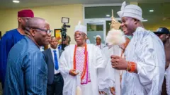 Gomina Fayemi, Ooni Ogunwusi atawọn kabiyesi ilẹ Ekiti n jiroro.