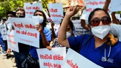 இலங்கையில் மருத்துவர்களின் போராட்டம்