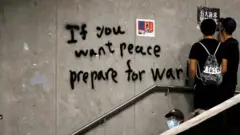 Hong Kong'da duvarda yazılı bir grafiti: "Eğer barış istiyorsanız, savaşa hazırlanın"
