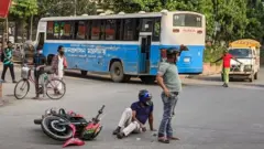 এমন দৃশ্য নিয়মিতই দেখা যায়।