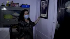 डॉक्टर वीके राजपाल की तस्वीर के साथ मधु राजपाल