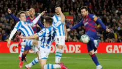 فاز برشلونة على ريال سوسييداد، في مباراته الأخيرة في الدوري الأسباني قبل الإغلاق
