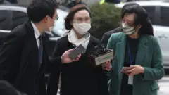 정경심 동양대학교 교수가 23일 오후 서울 서초구 서울중앙지방법원에서 열린 1심 선고공판에 출석하고 있다