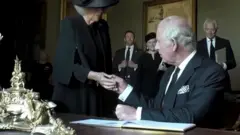 පෑනක තීන්ත කාන්දු වීමෙන් තුන්වන චාල්ස් රජු නොරිස්සීමට