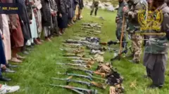 نبروهای جبهه مقاومت و افرادی که ظاهرا اسرای طالبان هستند