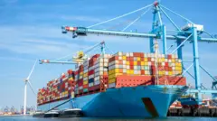 Navio com cargas no mar