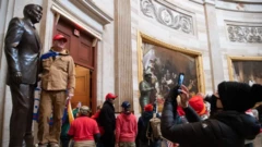 Manifestantes pró-Trump dentro do Capitólio dos EUA em 6 de janeiro de 2021