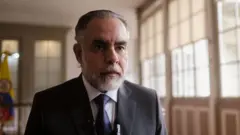 O ministro do Interior colombiano, Armando Benedetti, fotografado durante uma entrevista