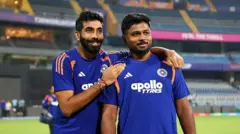 इंग्लैंड के ख़िलाफ़ सेमीफ़ाइनल में भारतीय जीत के दो हीरो, संजू सैमसन- जिन्होंने तूफ़ानी 89 रन बनाए और जसप्रीत बुमराह जिन्होंने आख़िरी लम्हों में ज़ोरदार बॉलिंग की