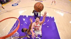 Alperen Şengün Lakers'lı bir oyuncu üzerinden hücum ediyor