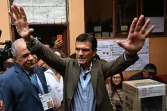 Rodrigo Paz saluda a simpatizantes