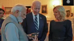 प्रधानमंत्री नरेंद्र मोदी जिल बाइडन को गिफ़्ट देते हुए.