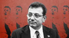 İllüstrasyon: Siyah beyaz bir erkek fotoğrafı. Gözlüklü, takım elbiseli. Arkada kırmızı fonda aynı kişinin silüetleri gözüküyor. 