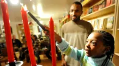 Une jeune fille allumant des bougies.