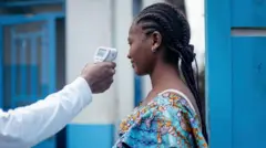Umugore w'i Goma, DRC arimo gufatwa ibipimo by'umuriro mu gihe cya Ebola mu myaka yashize