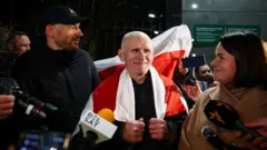  የኖቤል የሰላም ሽልማት አሸናፊ አሊስ ቢያሊያትስኪ ከእስር ከተለቀቁ በኋላ በቪልኒየስ 