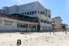 Pessoas observam o localapostas na copa do mundoum atentado suicidaapostas na copa do mundoMogadishu, Somália