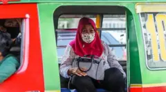 Penumpang mikrobus di Medan, Sumatra Utara, memakai masker pada September 2020 lalu.