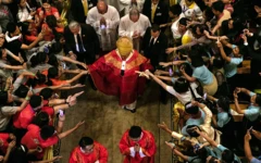 신자들과 인사하는 교황