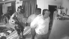 Imagem de um vídeo do esquadrão do SAS no Iraque mostrando um membro do esquadrão com outros dois homens, que parecem estar algemados, em 2006