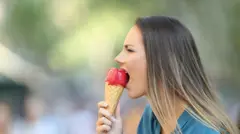 تناول المثلجات يحفز حساسية وآلام الأسنان، لكن لا يسببها
