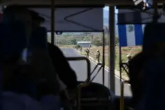 Visão externa de penitenciária em El Salvador, com guardas fortemente armados