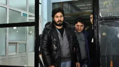 Reza Zarrab'ın İstanbul'da gözaltına alındıktan sonra sağlık kontrolüne götürülürken çekilmiş bir fotoğrafı, 17 Aralık 2013. 