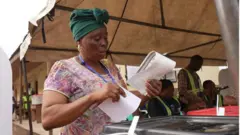 File foto show woman wey wan vote during di 2023 elections